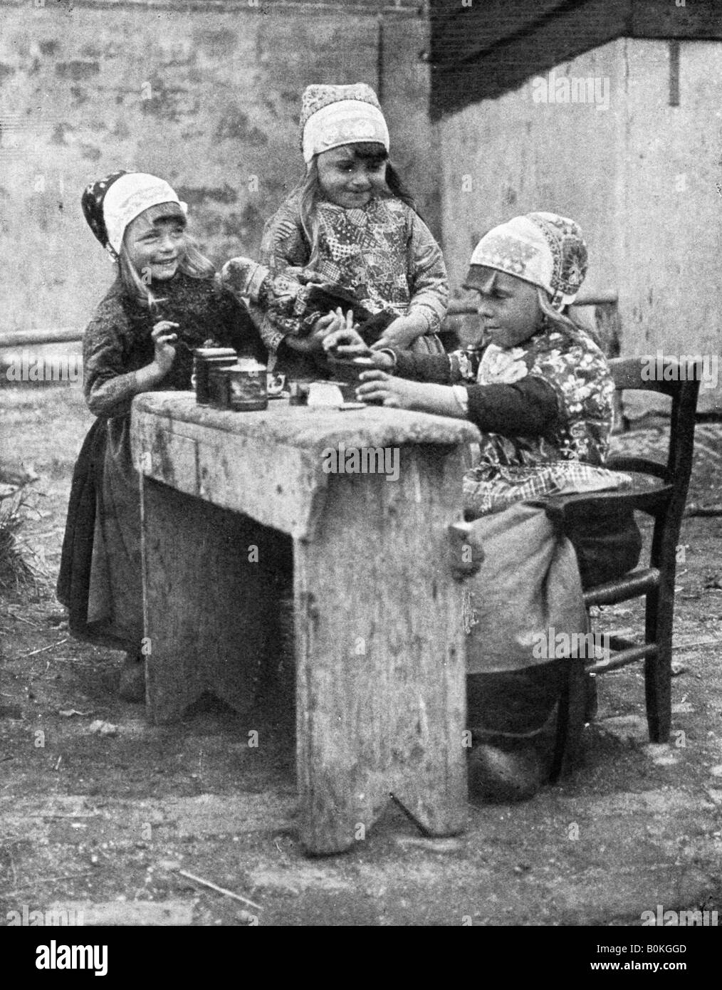 Kinder in traditioneller Kleidung, Amsterdam, Holland, 1936. Artist: Donald McLeish Stockfoto