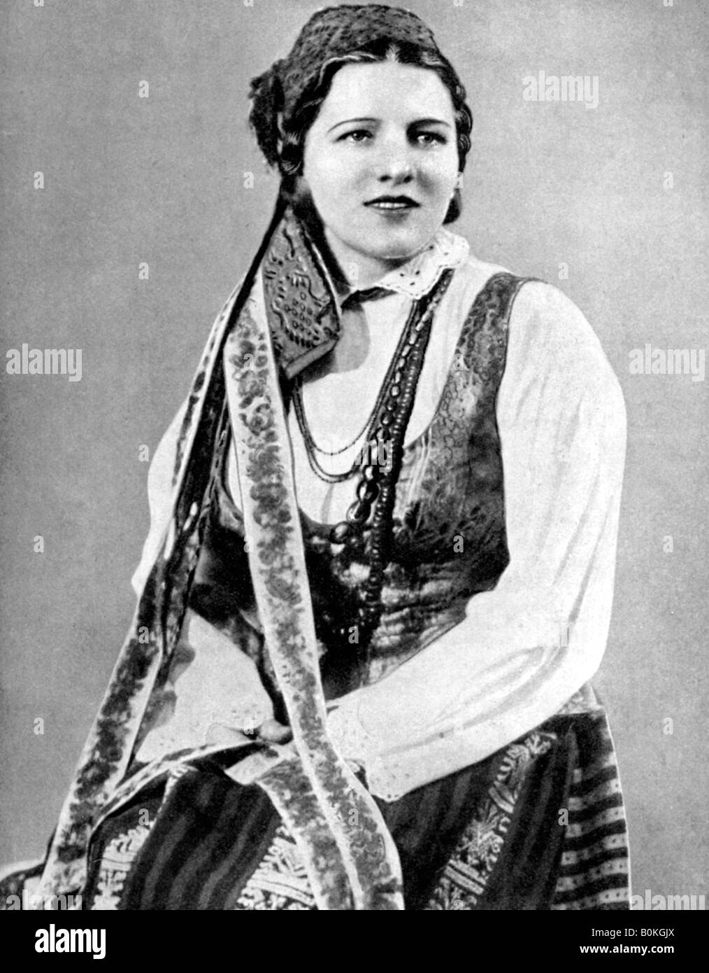Litauische Frau in traditioneller Kleidung, 1936. Künstler: Geoffrey L Portham Stockfoto