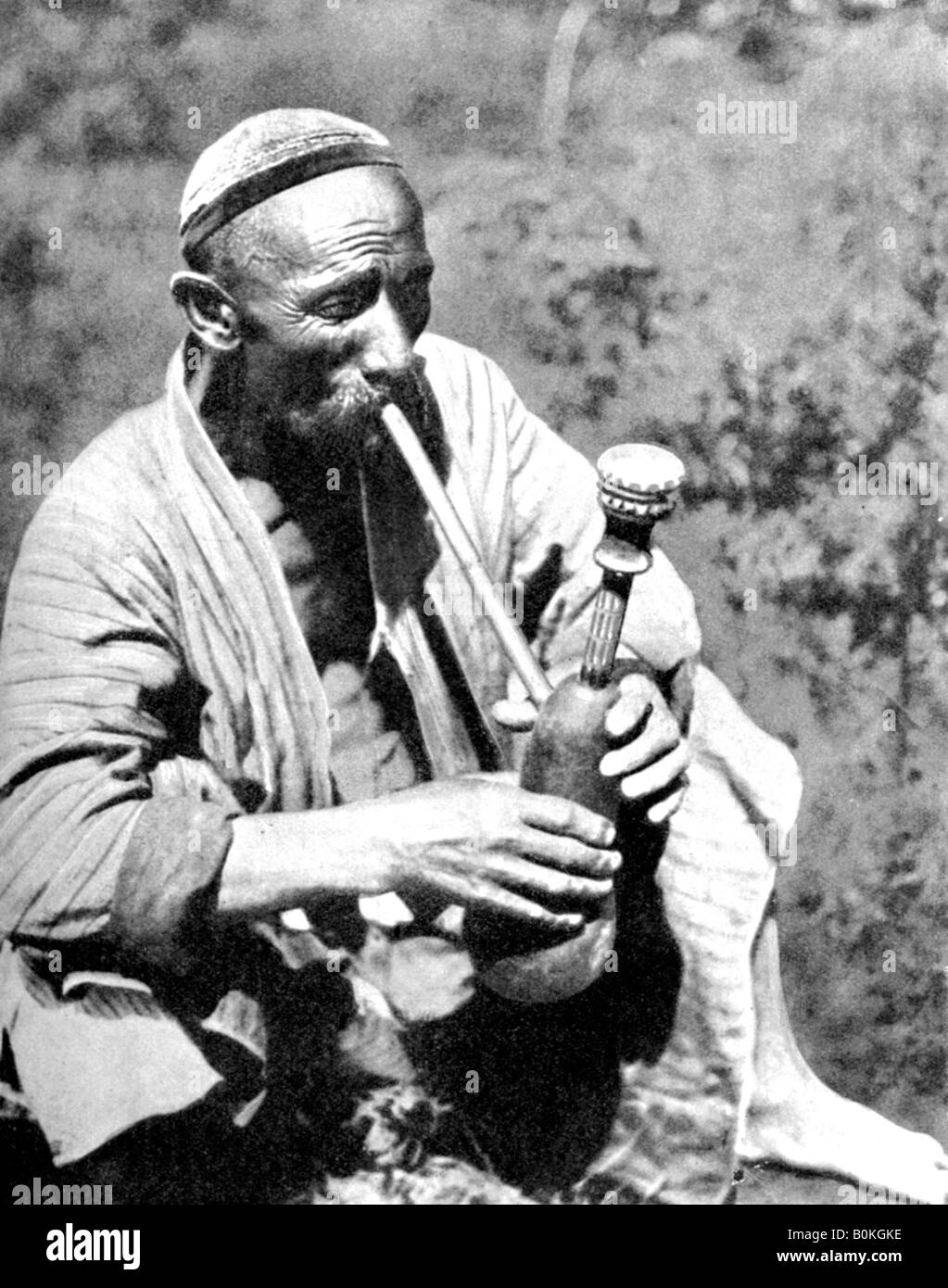 Usbekische Mann rauchen calian, Samarkand, 1936. Artist: Unbekannt Stockfoto