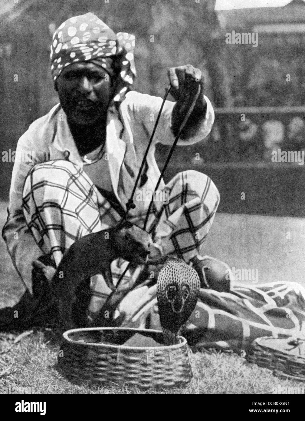 Indischer Schlangenbeschwörer mit Mungo und Cobra, 1936. Künstler: Fox Stockfoto