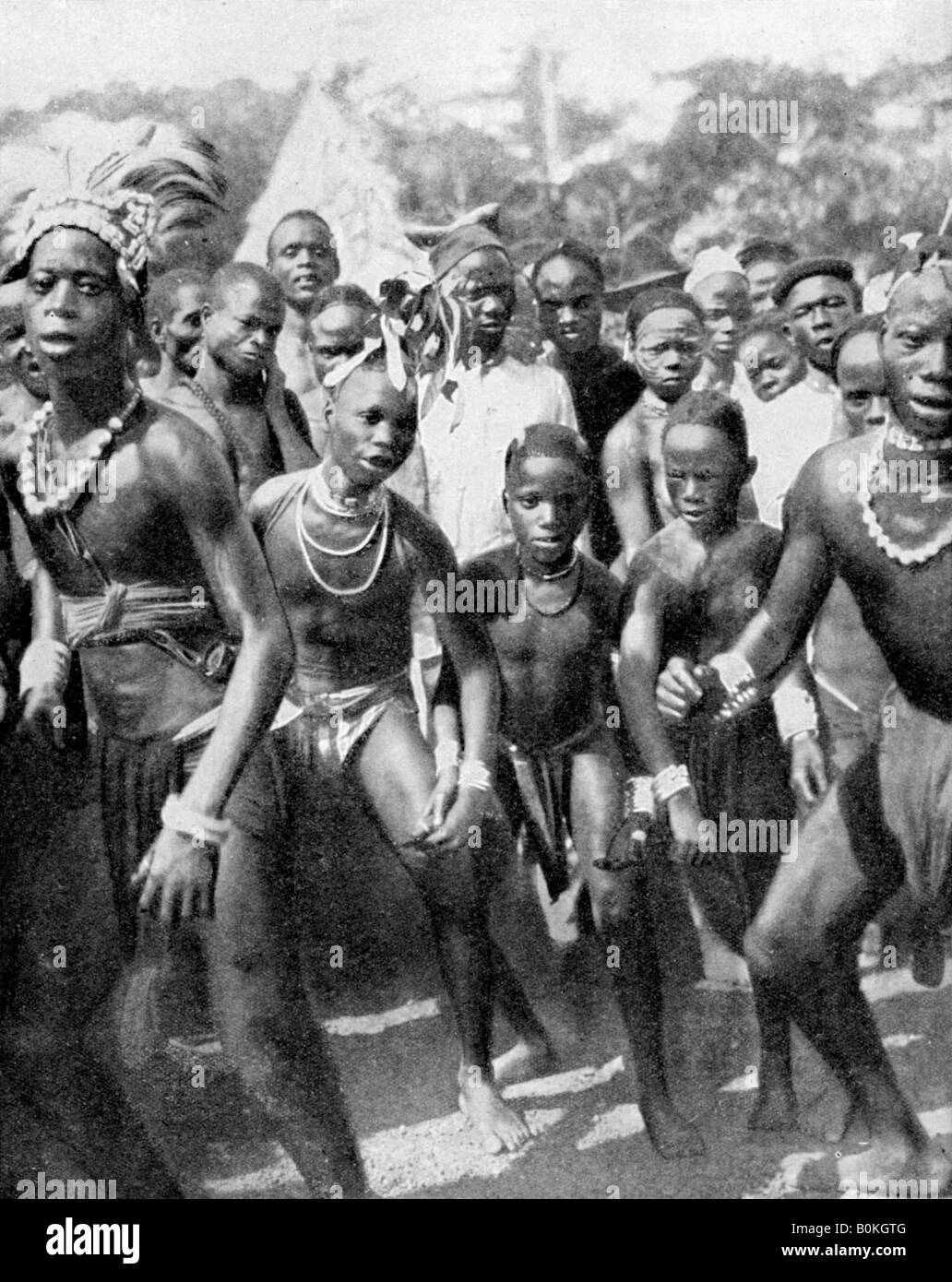 Junge Tänzer gekleidet, wie Mädchen, die Yafouba Stamm, Westafrika, 1936. Artist: Weite Welt Fotos Stockfoto