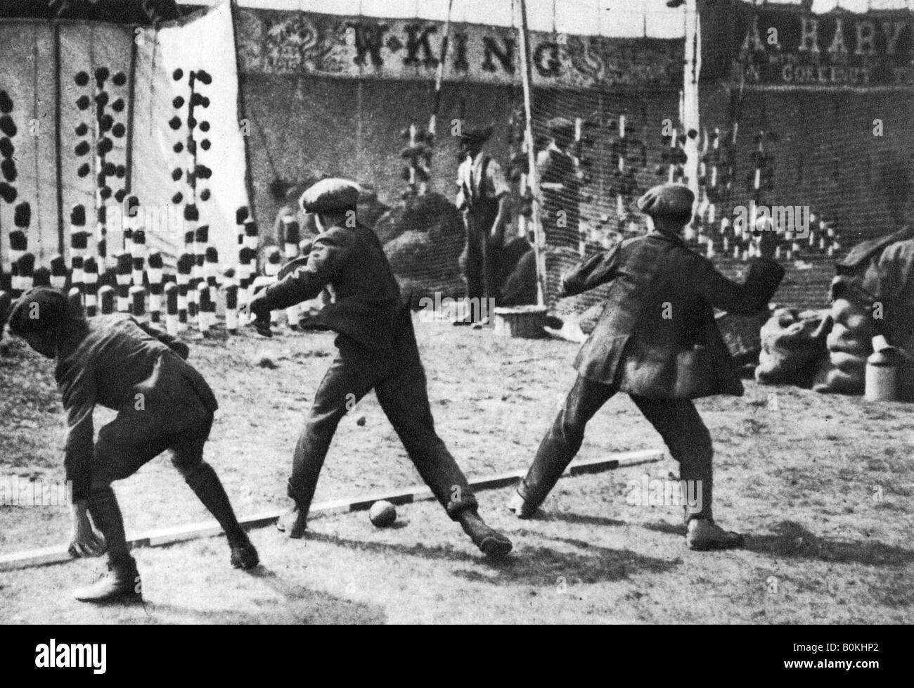 Eine Kokosnuss schüchtern bei einer Bank Urlaub auf Blackheath Common, London, 1926-1927. Artist: Hall Stockfoto