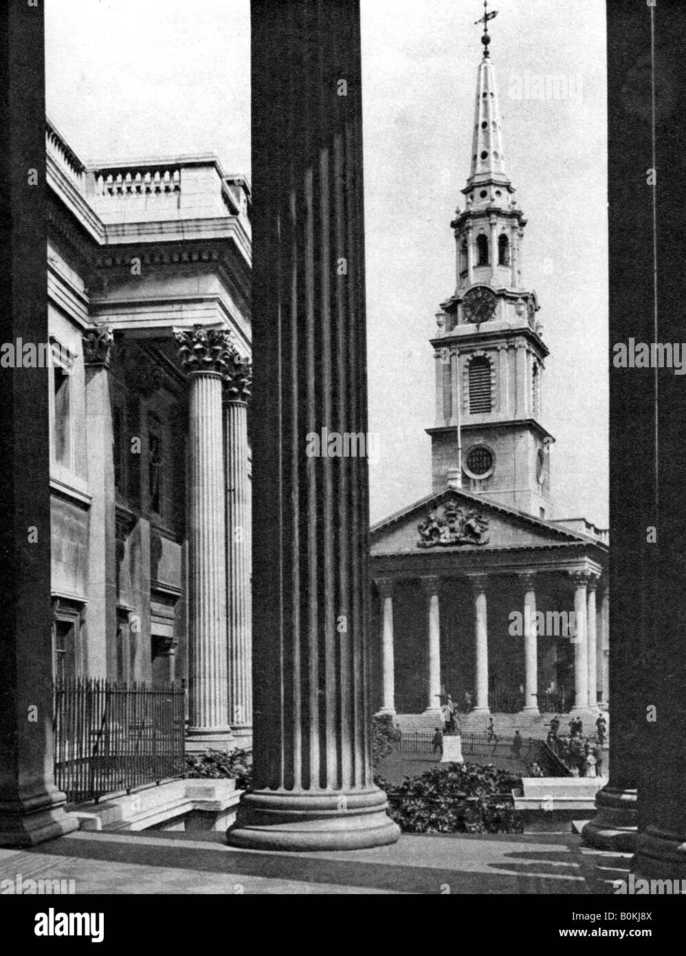 St Martin-in-the-Fields zwischen die Spalten der National Gallery, London, 1926-1927. Artist: McLeish gesehen Stockfoto