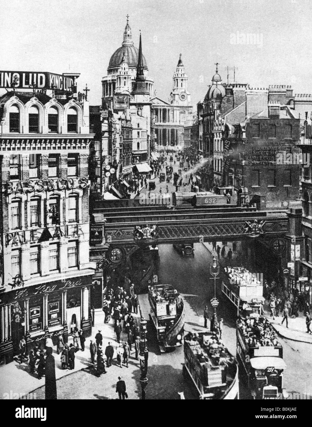 Der Turm der St. Martin, Ludgate Silhouette gegen den Großteil der St Paul's, London, 1926-1927. Künstler: Frith Stockfoto