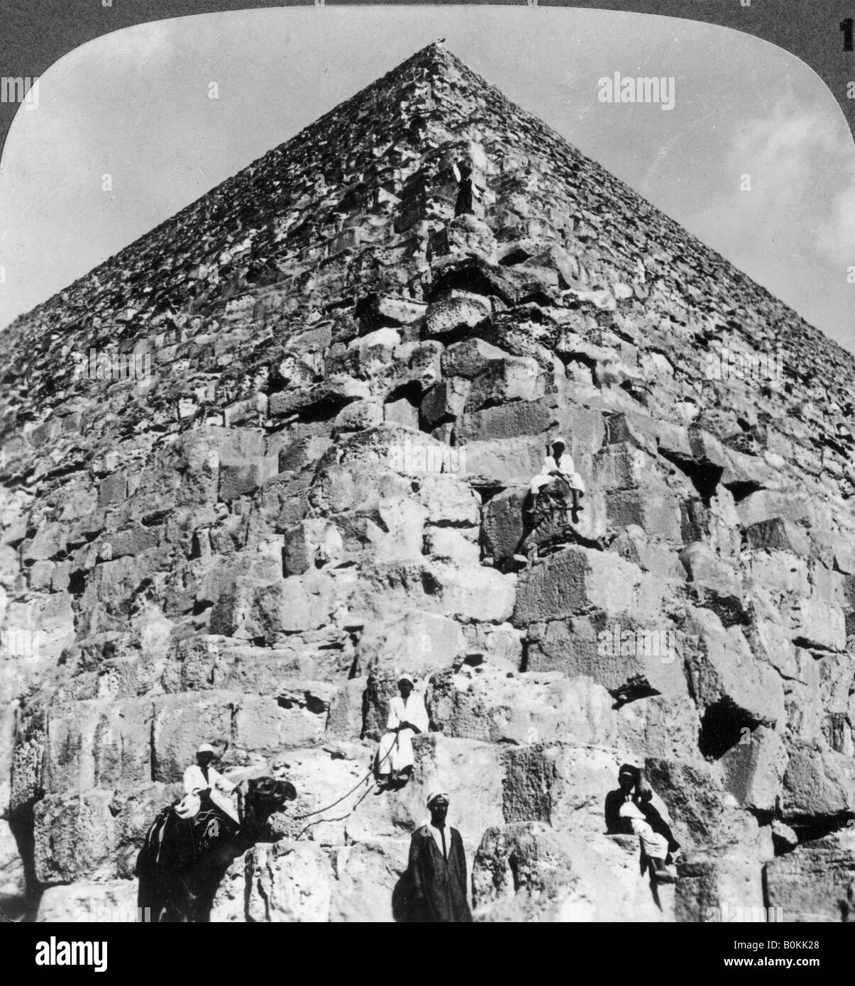 "Die Suche nach der nordöstlichen Ecke der Großen Pyramide, Ägypten", 1905. Artist: Underwood & Underwood Stockfoto