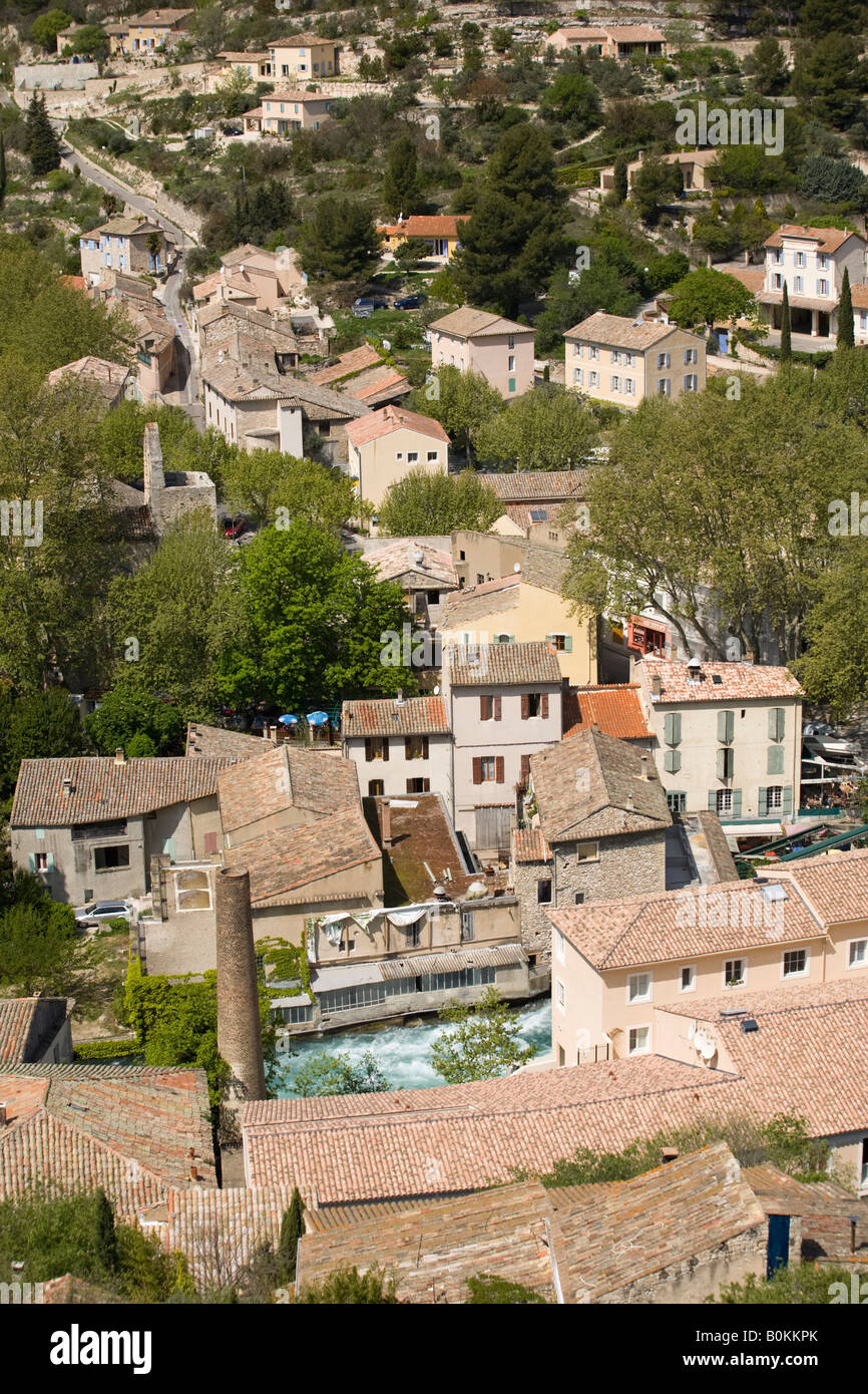 Eine Luftaufnahme des Dorfes Fontaine-de-Vaucluse (Vaucluse - Frankreich). Vue Aérienne du Village de Fontaine-de-Vaucluse (Frankreich) Stockfoto