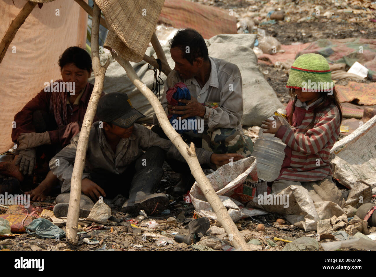 Khmer Müll Kommissionierer eine Pause (Steung Mean Chey, smokey Mountain, Phnom Penh, Kambodscha) Stockfoto
