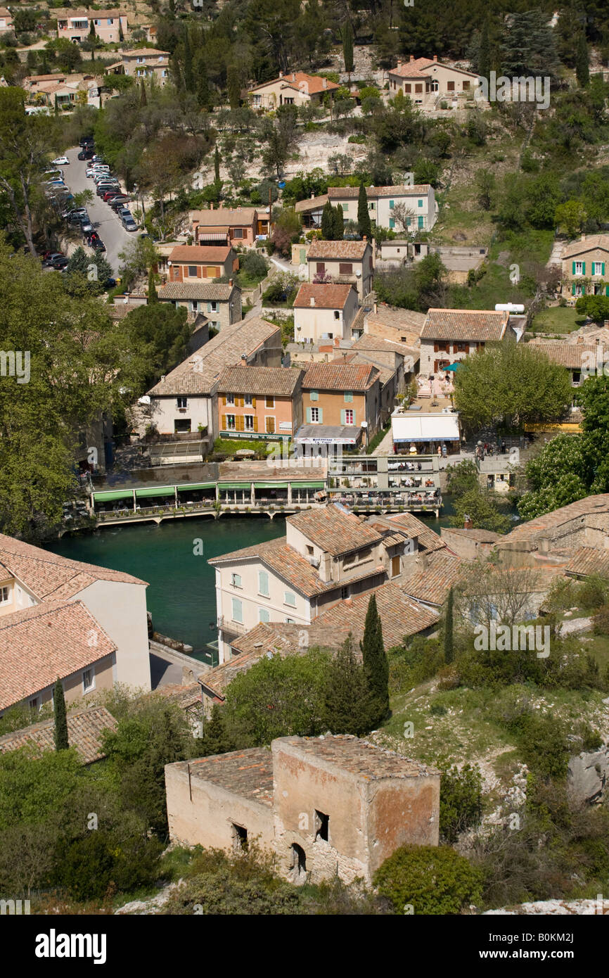 Eine Luftaufnahme des Dorfes Fontaine-de-Vaucluse (Vaucluse - Frankreich). Vue Aérienne du Village de Fontaine-de-Vaucluse (Frankreich) Stockfoto
