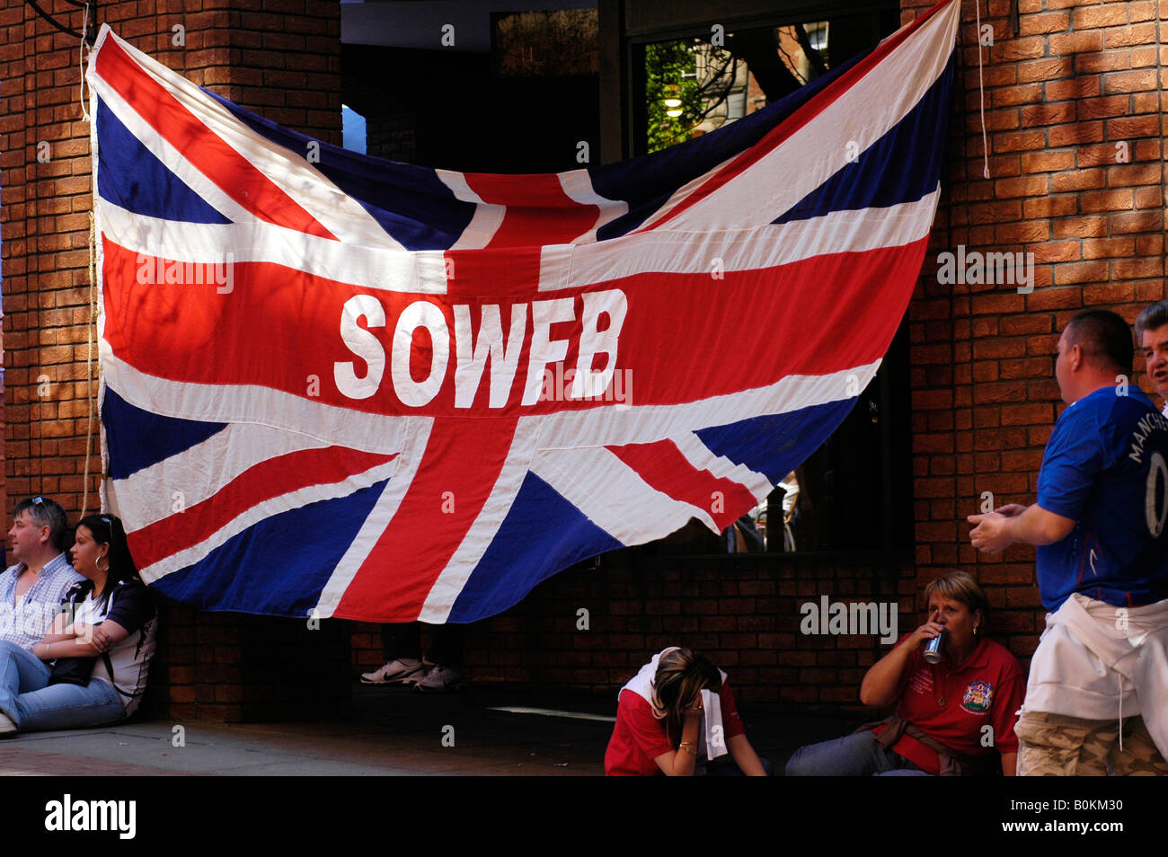 Anschluß-Markierungsfahne stolz gezeigt von Rangers Fans in manchester Stockfoto