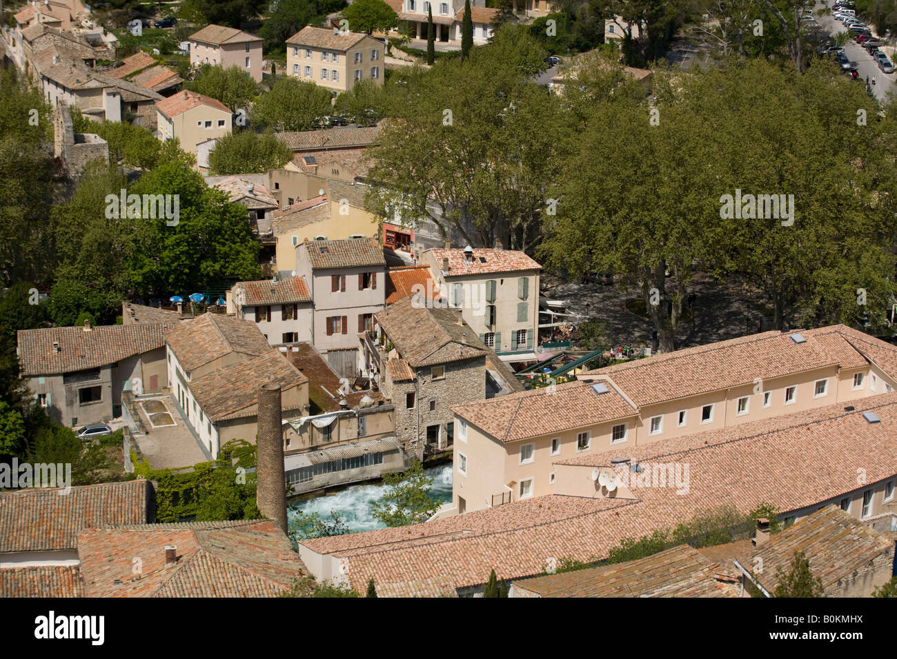 Eine Luftaufnahme des Dorfes Fontaine-de-Vaucluse (Vaucluse - Frankreich). Vue Aérienne du Village de Fontaine-de-Vaucluse (Frankreich) Stockfoto