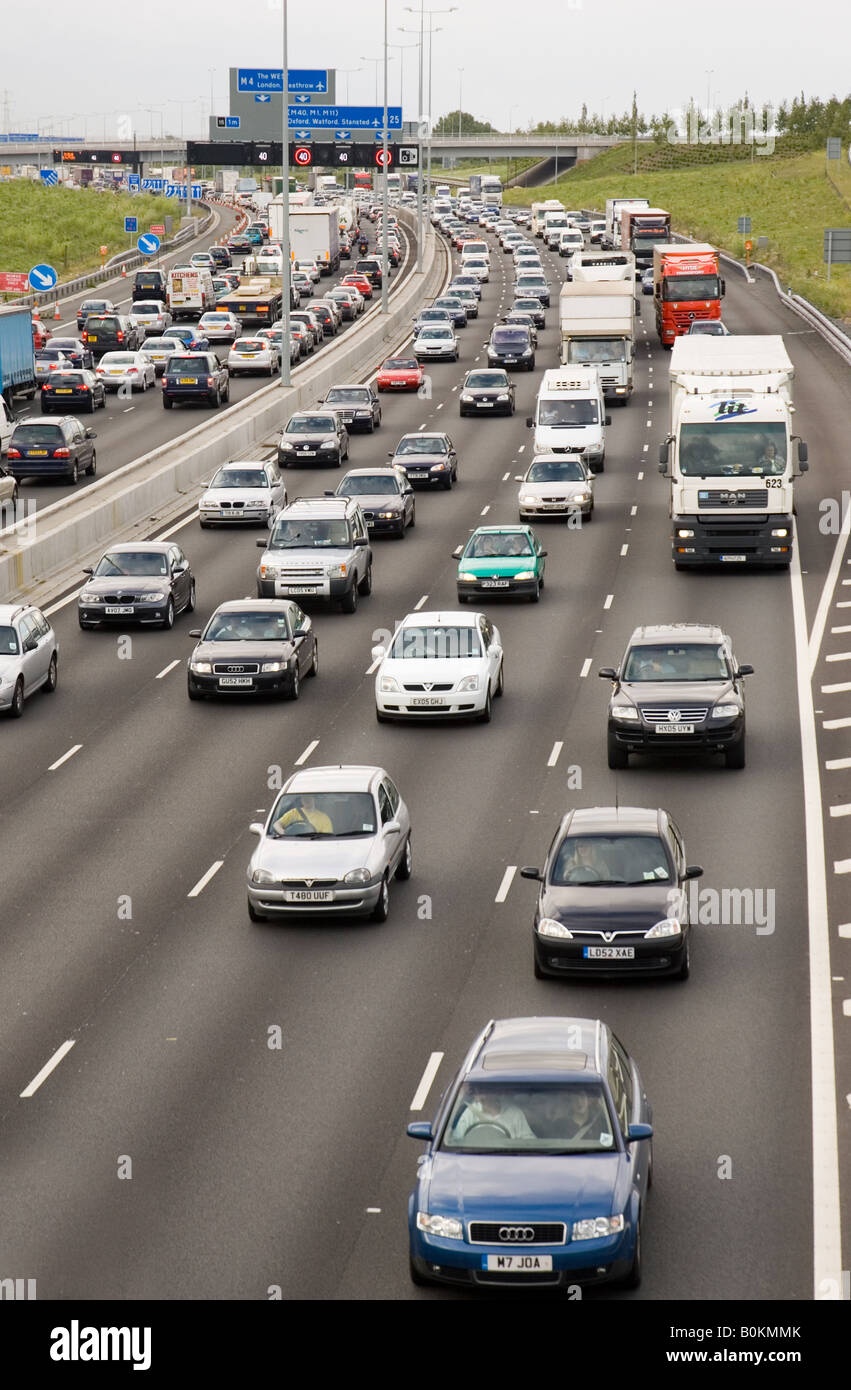 Vier Lane Verkehr Autos und Lastwagen fahren im Stau auf Autobahn M25 London Vereinigtes Königreich Stockfoto