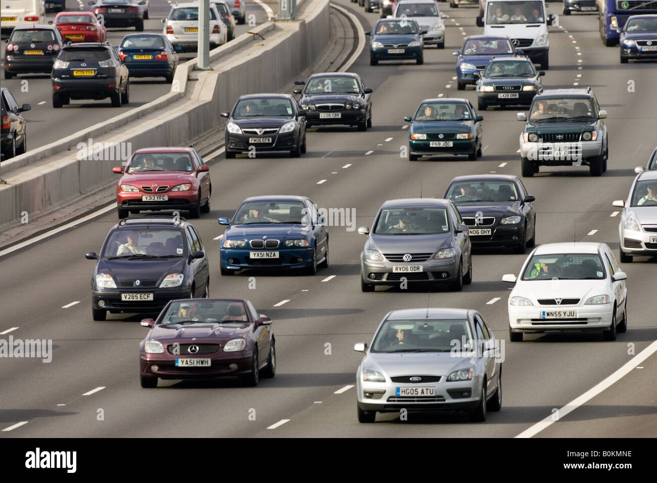 Verkehr auf vierspurigen M25 Autobahn London Vereinigtes Königreich Stockfoto