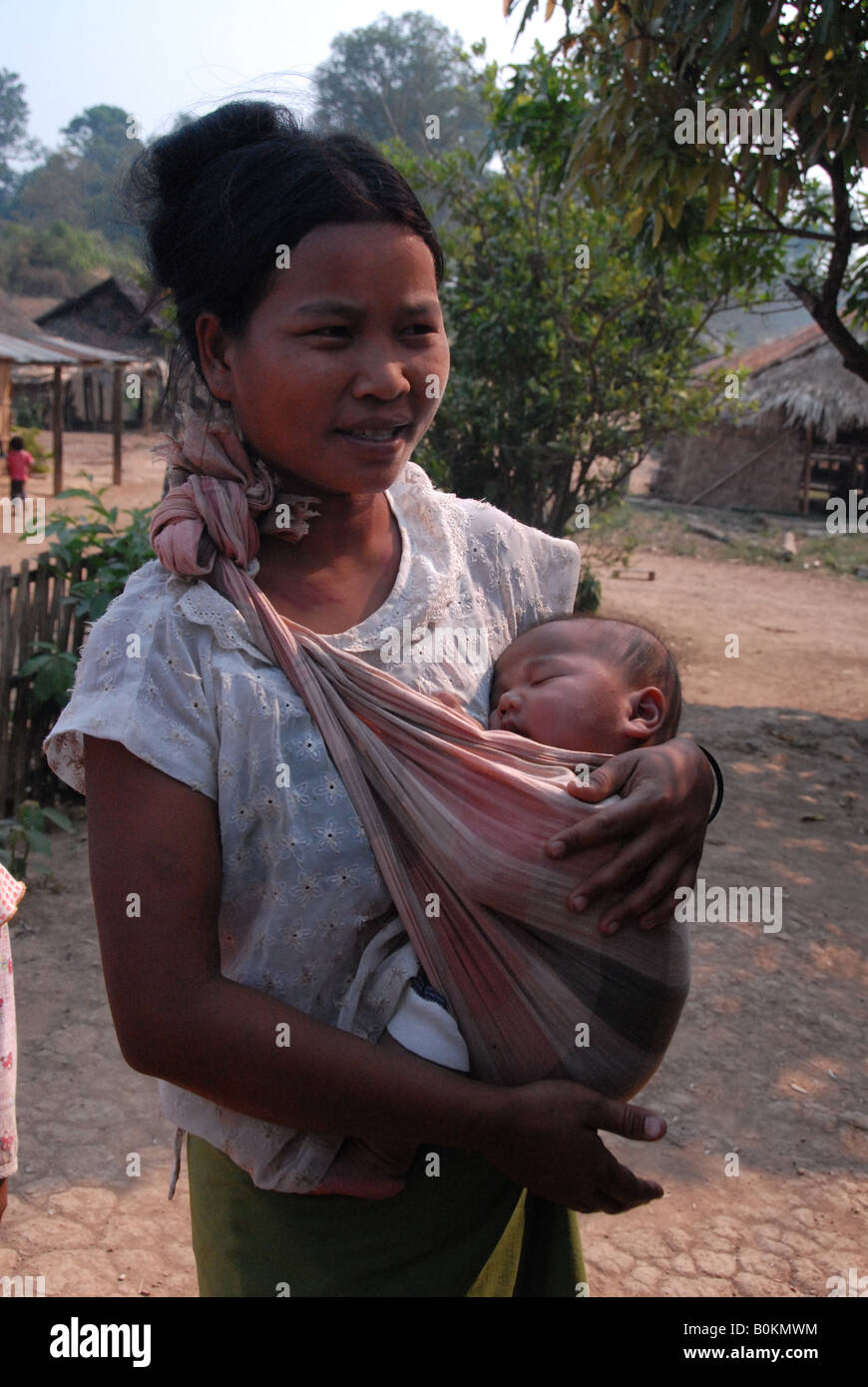 Wah Minderheit Dame ist auf der Suche nach ihrem Baby, thai Bermese Grenze, Maehongson, Norden von thailand Stockfoto
