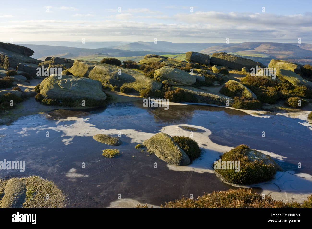 Blick über das Tal von der Spitze des weißen Tor mit einem Blatt des Eises in den Vordergrund und Hügeln in der Ferne. Stockfoto