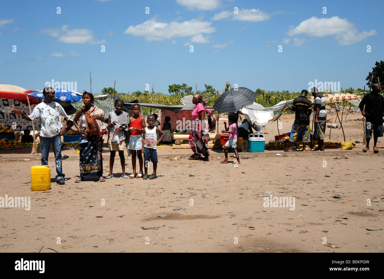 Markthändler entlang der Straße am Stadtrand von Maputo Stockfoto