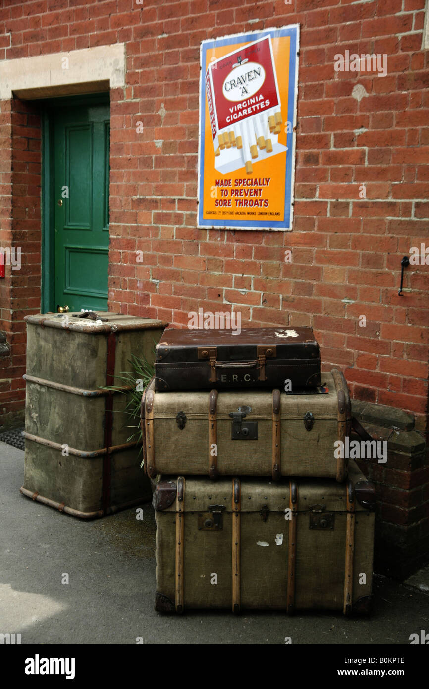 Alten Gepäck auf einem Bahnsteig. Stockfoto