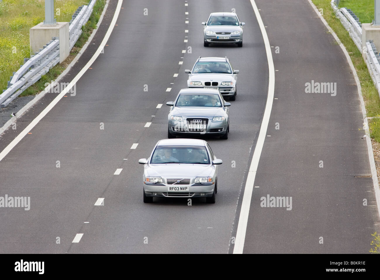 Autos fahren in der Mitte der Innenseite Lane auf Autobahnauffahrt M25 London Vereinigtes Königreich Stockfoto