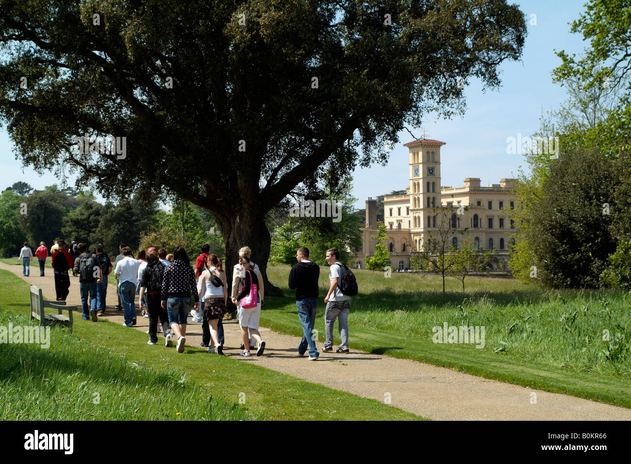 Studenten auf eine Bildungsreise zum Osborne House historischen Landsitz von Königin Victoria und Gelände zu East Cowes Stockfoto