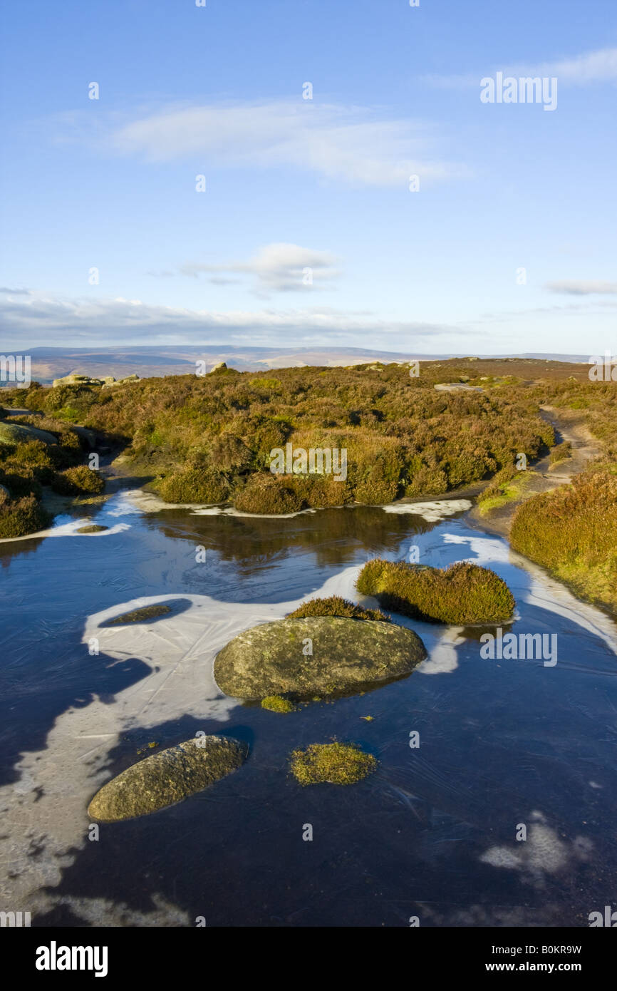 Blick entlang der Ridge Derwent Kante von der Spitze des weißen Tor mit einem Blatt des Eises im Vordergrund. Stockfoto