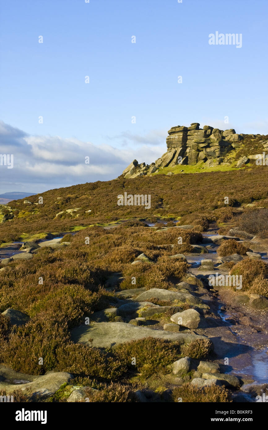 Weiße Tor mit den umliegenden Hügeln und Pfad im Vordergrund. Am Hang oberhalb Ladybower Vorratsbehälter. Stockfoto