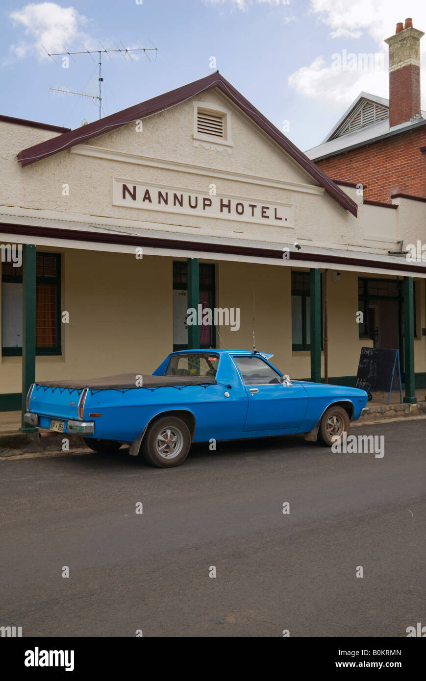 Einen alten blauen Holden Ute außerhalb einer traditionellen Land Stadt Pub, Nannup geparkt, Western Australia Stockfoto