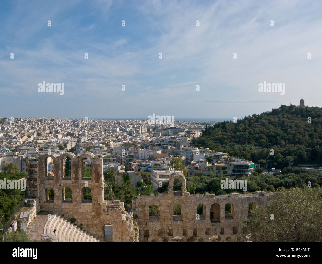 Blick von der Akropolis in Richtung Herodian Theater und Mount Philopappos, Athen, Griechenland Stockfoto