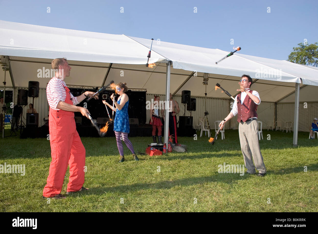 Flammenwerfer treten beim Festival in sussex auf. Foto von Nikki Attree Stockfoto