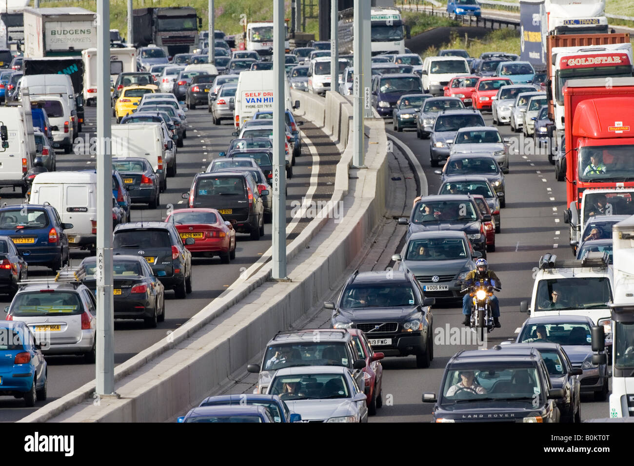 PKW und ein Motorradfahrer im Stau auf der Autobahn M25 in der Nähe von London Vereinigtes Königreich Stockfoto