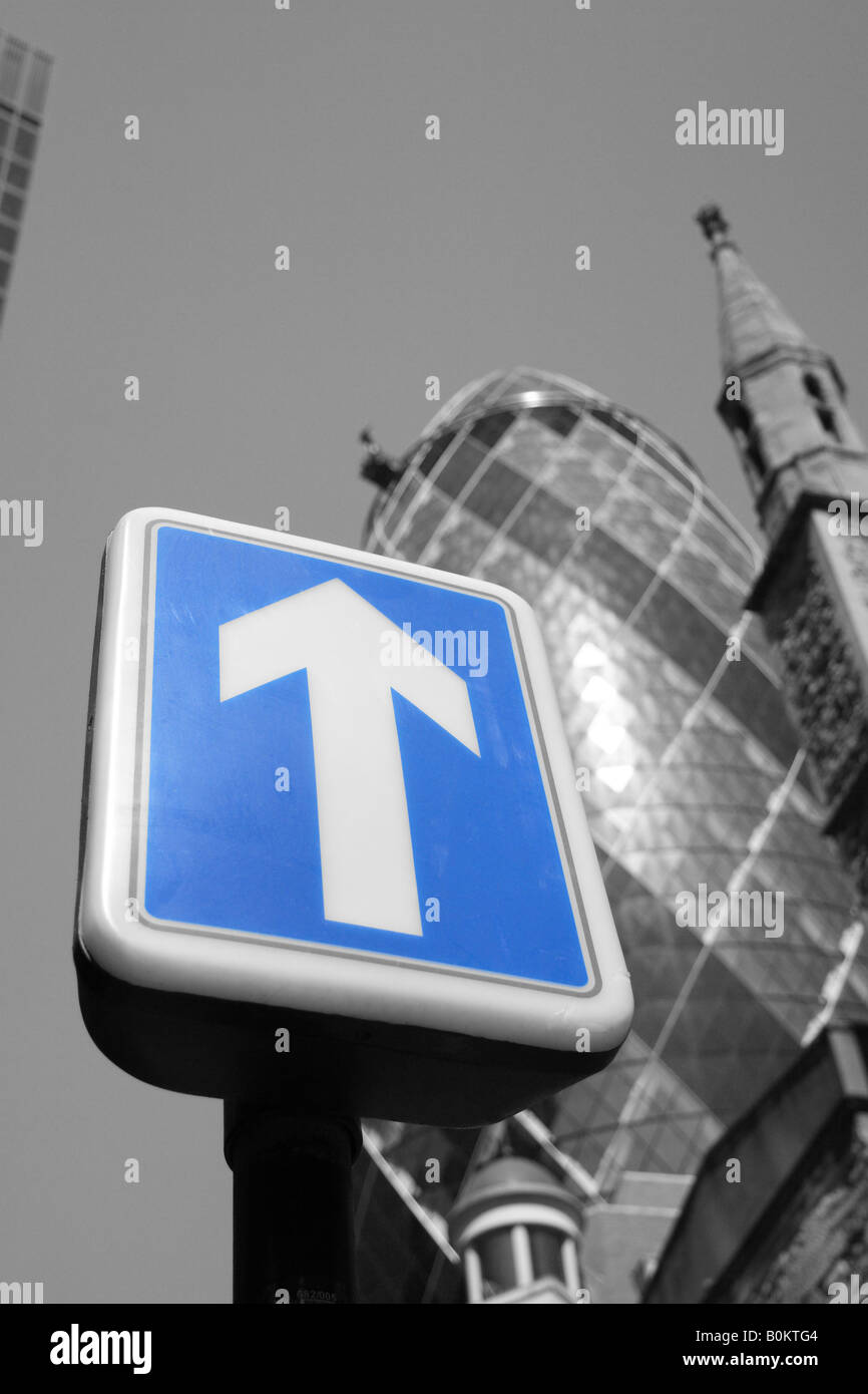 London blue ein Weg 1 Weg Straße Verkehr Zeichen Pfeil auf schwarz / weiß Bild von The Gherkin in der City of London Stockfoto