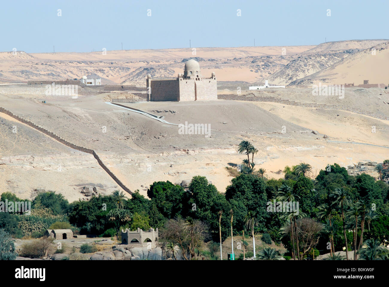 Das Mausoleum des Aga Khan gegen die umgebende Wüste auf einem Hügel über dem Assuan Ägypten gesetzt Stockfoto