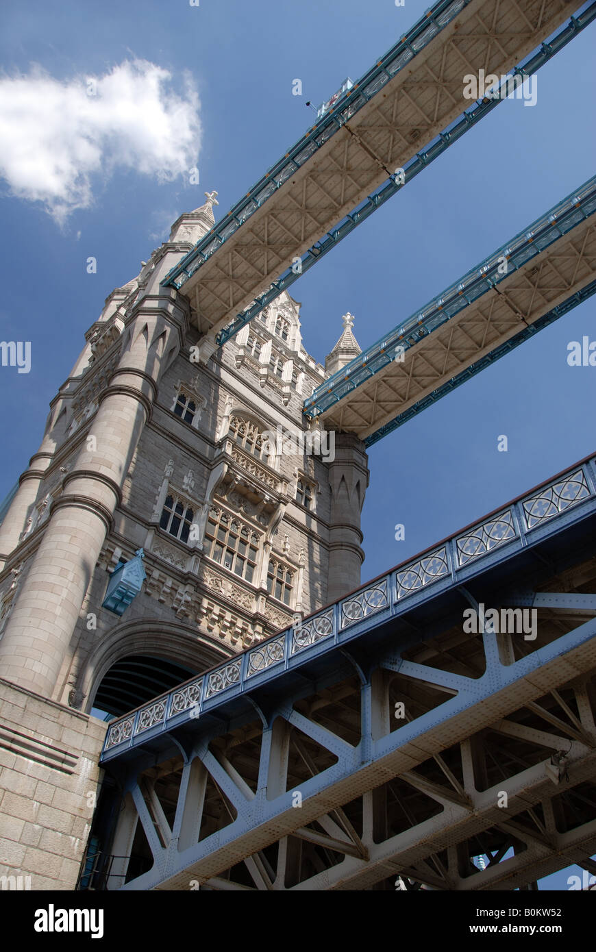 Tower Bridge gesehen von unterhalb, London UK Stockfoto