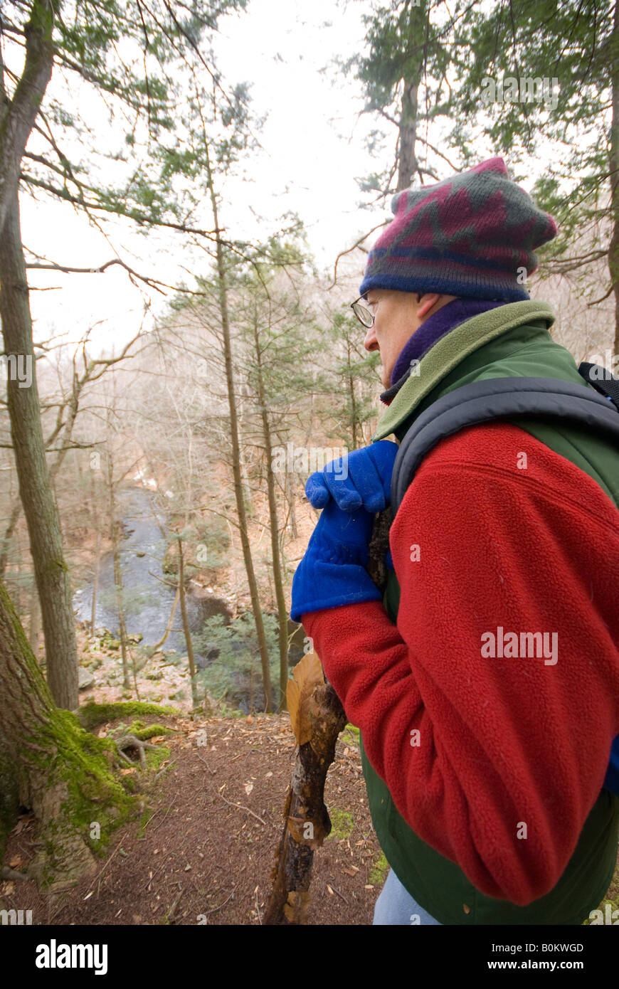 mittleren Alter Mann im Wald mit Blick auf Fluss Schlucht Winter denken Stockfoto