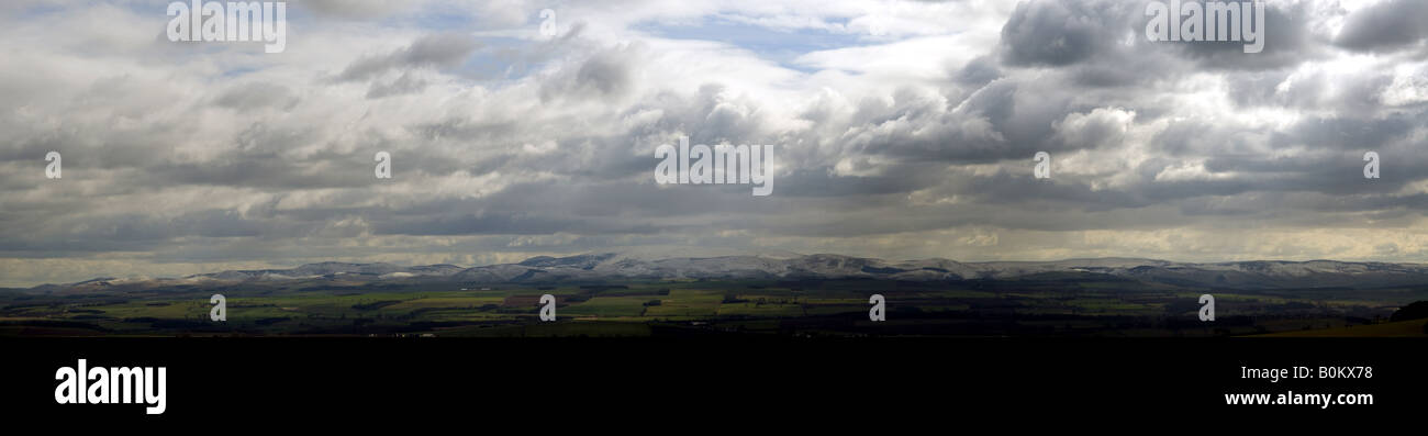 Panorama von Schnee bedeckt Cheviot Hills von Hume Burg Stockfoto