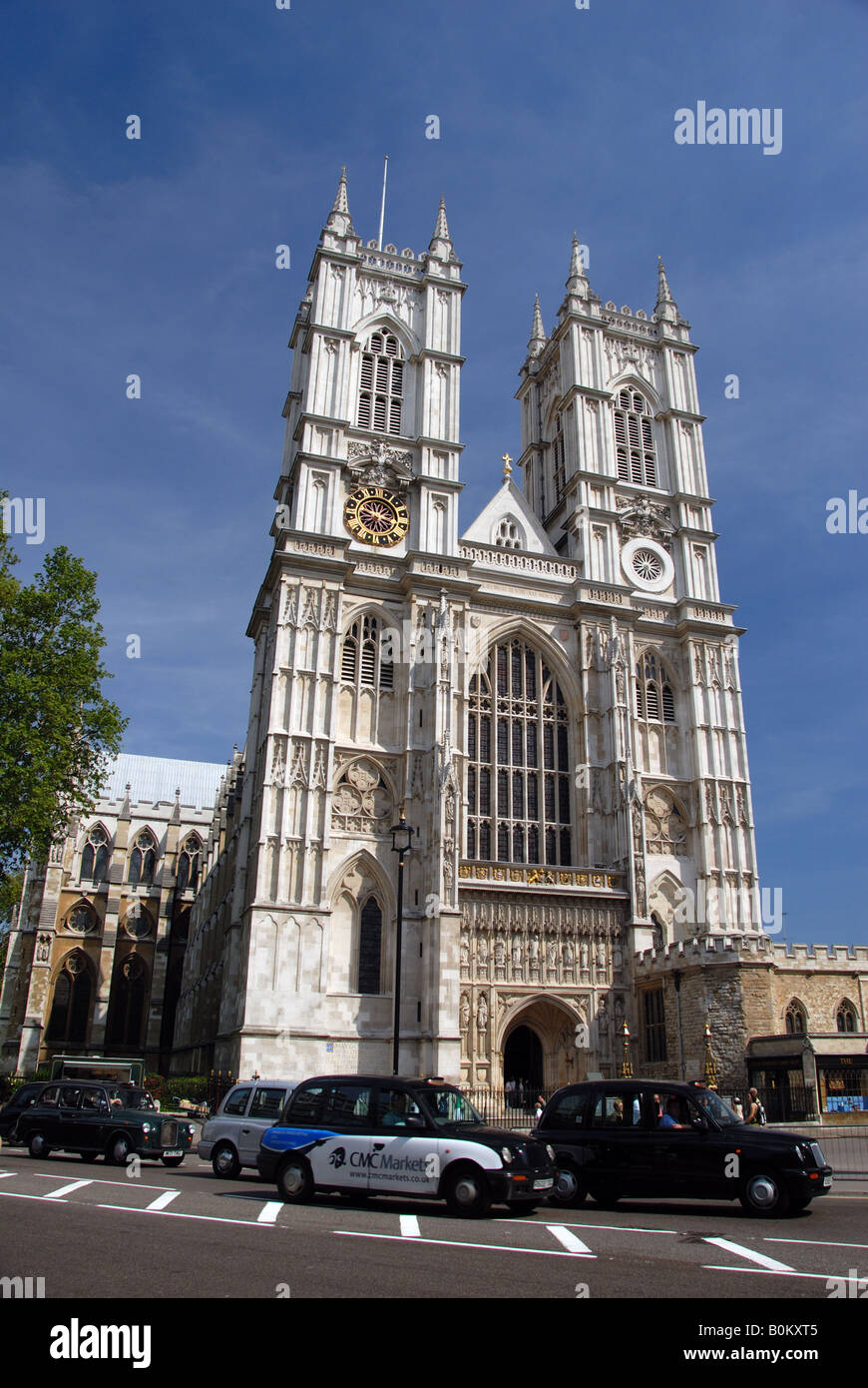 Westminster Abbey und schwarze Taxis, London UK Stockfoto