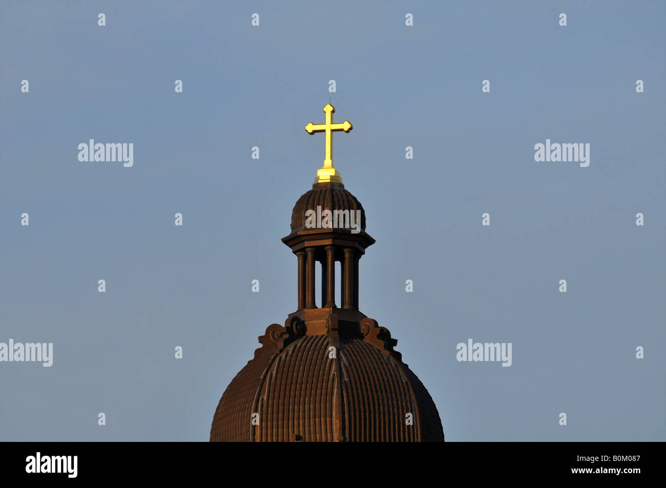 Kreuz auf der Kirche Stockfoto