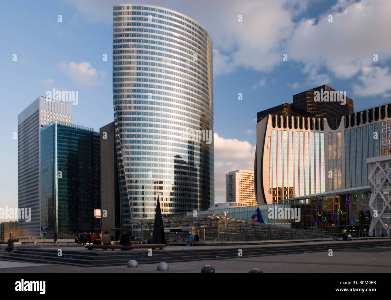 Wolkenkratzer und Bürotürme mit dem blauen Himmel La Défense Paris Stockfoto