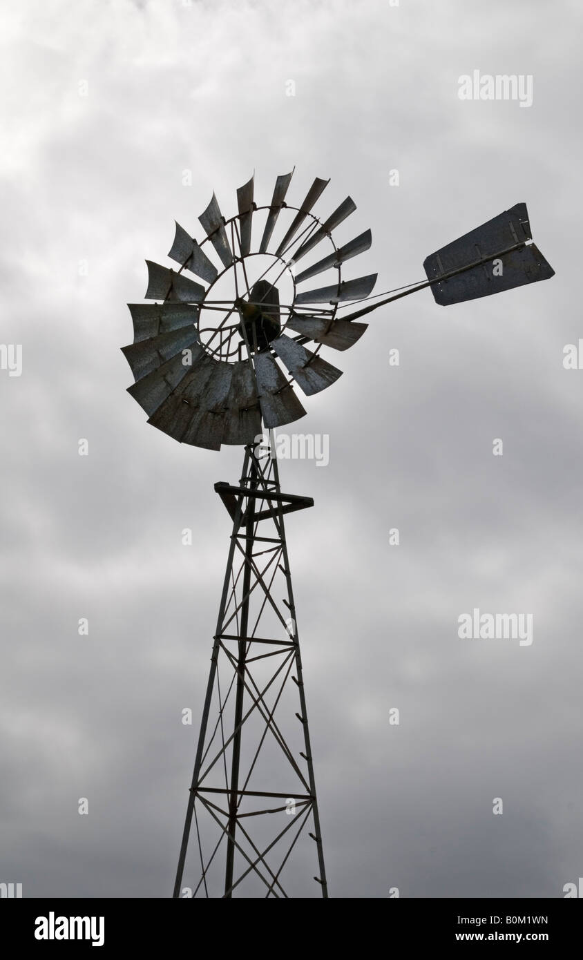Ländliche australische Mühle vor grauem stürmischen Himmel in Westaustralien Stockfoto
