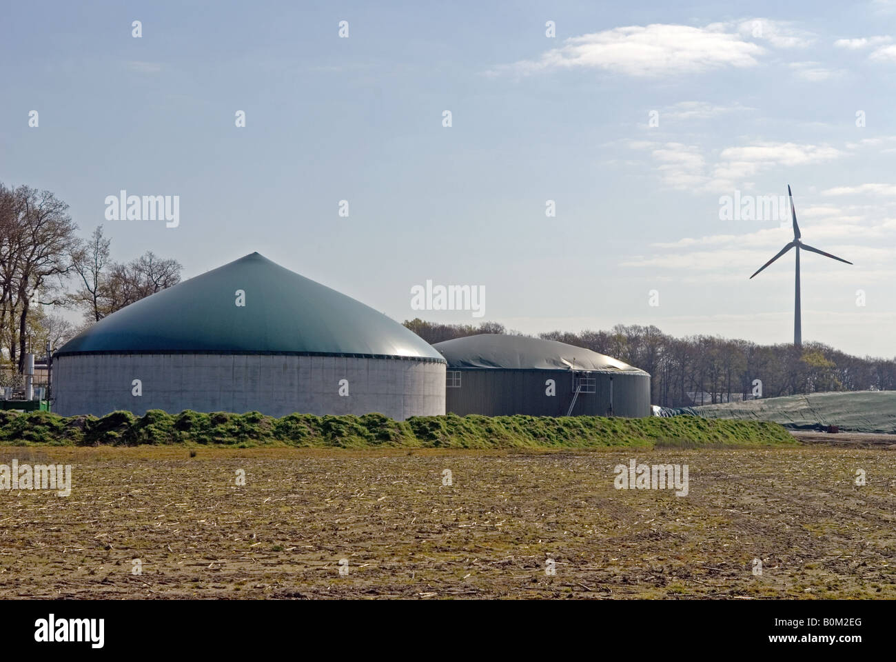 Biogas-Panzer auf einem Bauernhof, die Erzeugung von Strom in das Dorf Strohen, Niedersachsen, Deutschland. Stockfoto