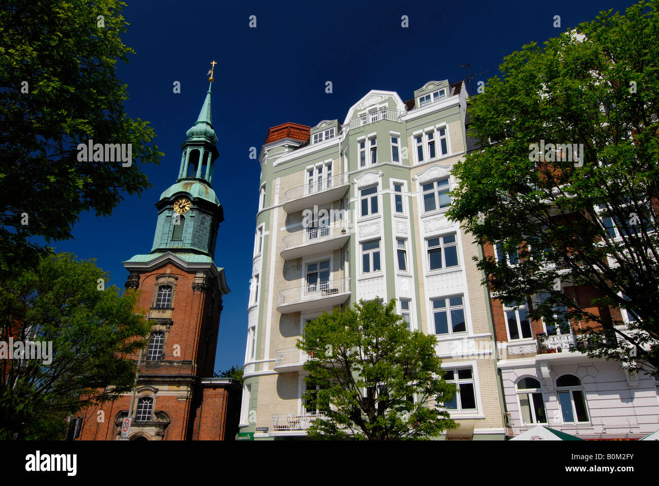 St. Heilige Dreieinigkeitskirche und Wohnungen im Stadtteil St. in Hamburg, Deutschland