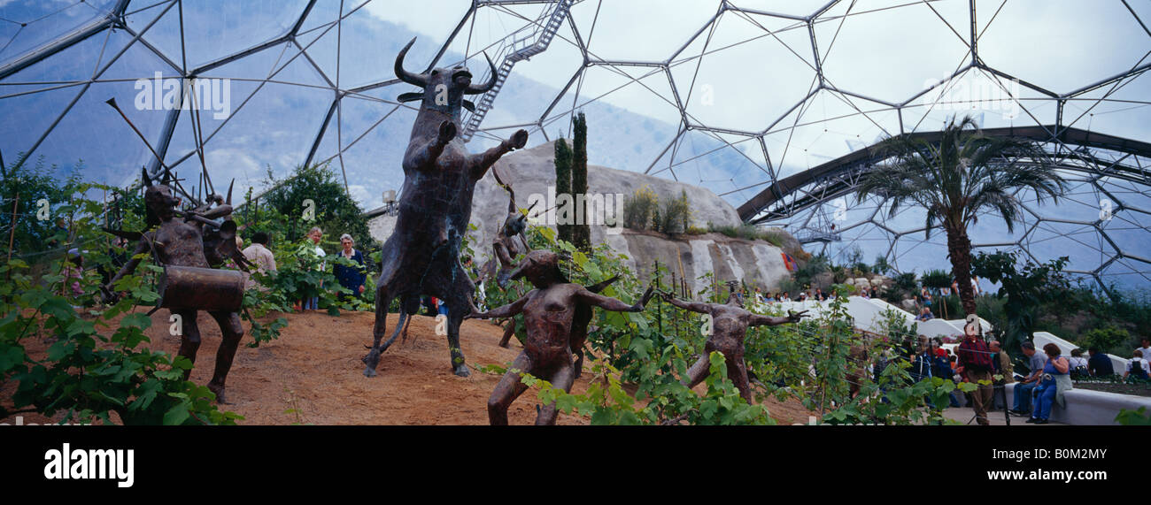 Im Inneren der gemäßigten Biome an der Eden Projekt Cornwall England UK Stockfoto