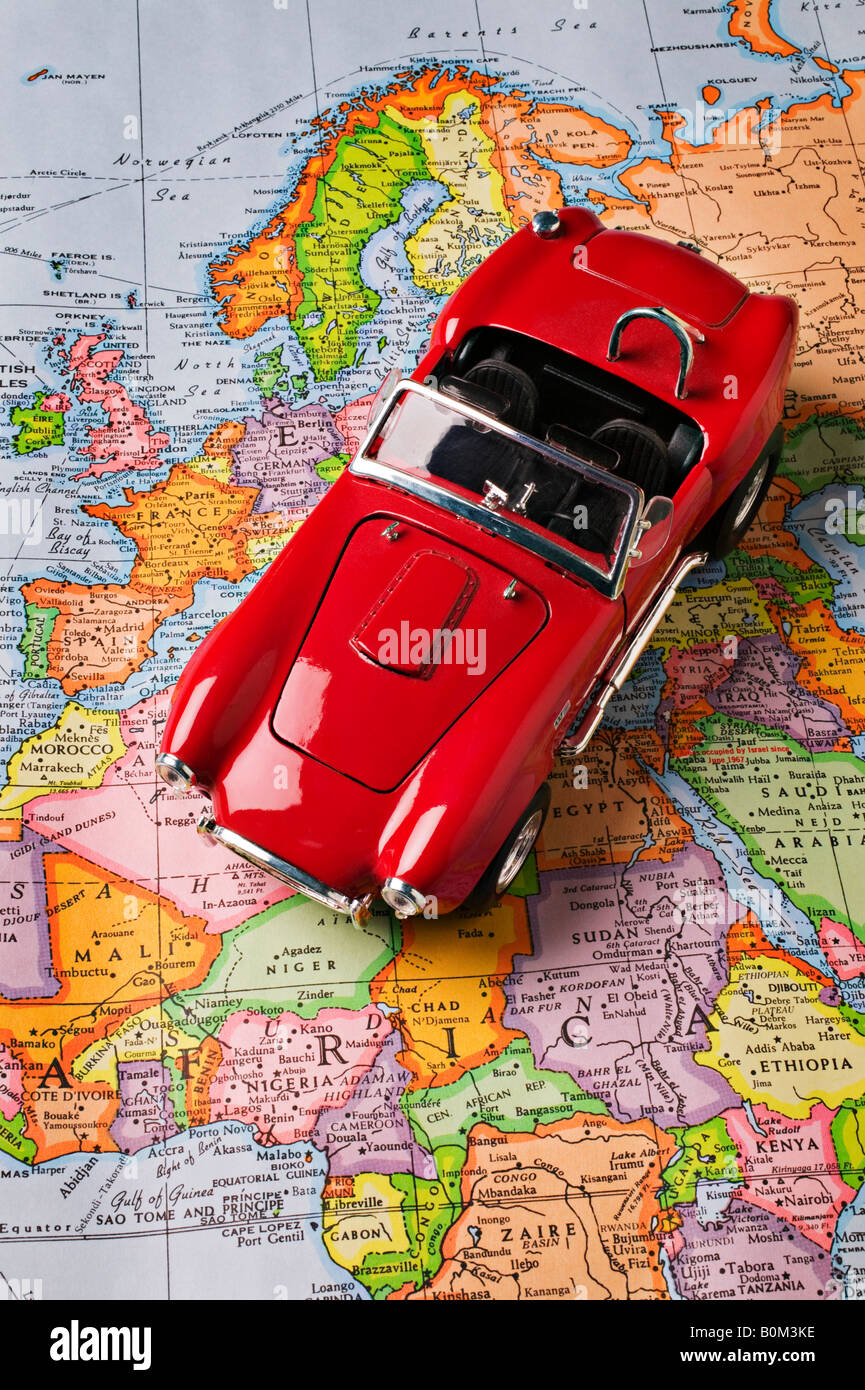 Rotes Auto auf Europakarte Stockfoto