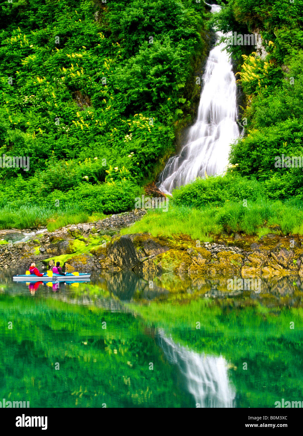 SOUTHEAST ALASKA Glacier Bay paar in bunten Seekajak anzeigen Wasserfall IN Südost-Alaska. Stockfoto