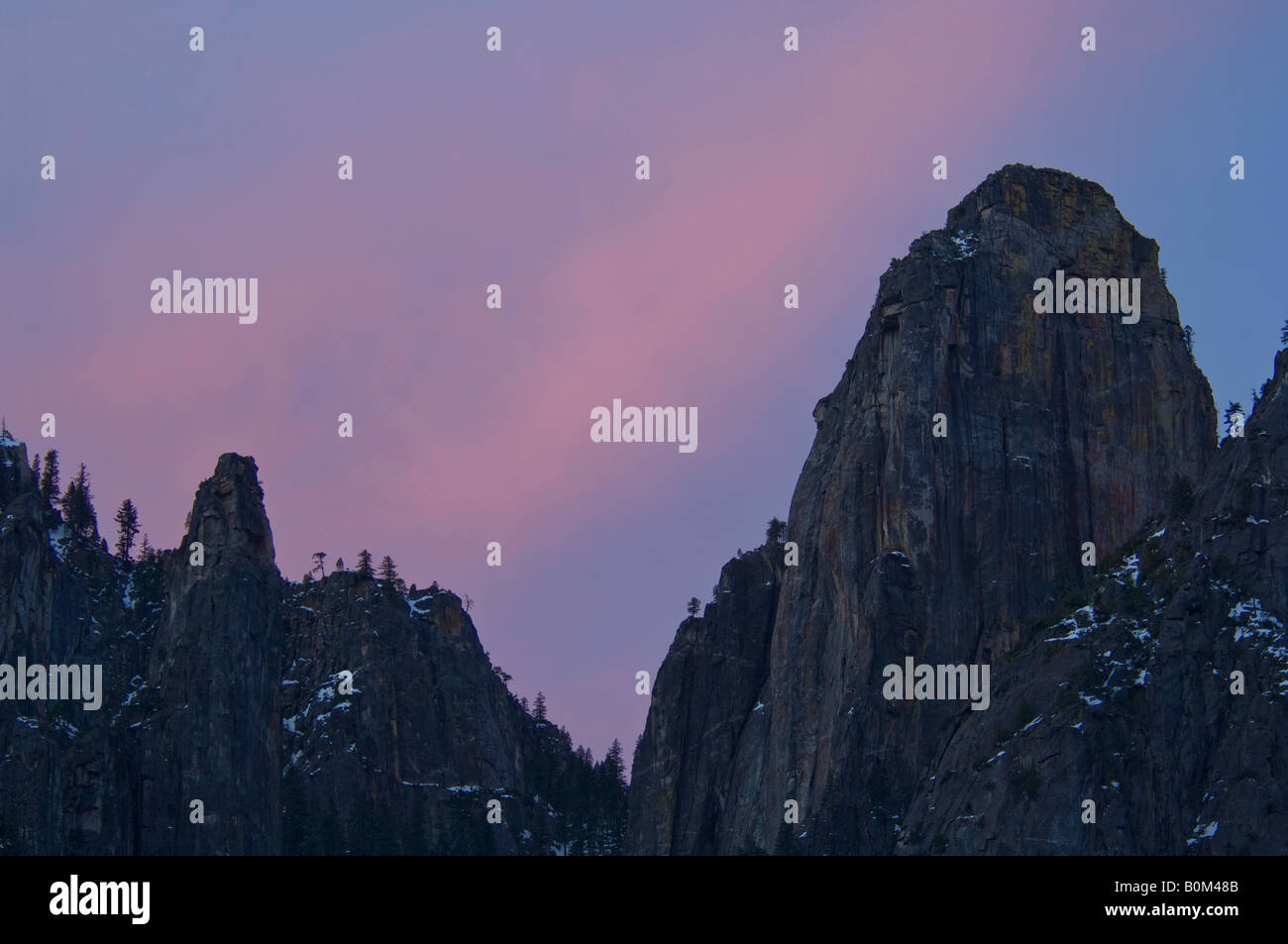 Rosa Wolken Himmel im Morgengrauen über Granit Felsspitzen Yosemite Valley Yosemite Nationalpark, Kalifornien Stockfoto