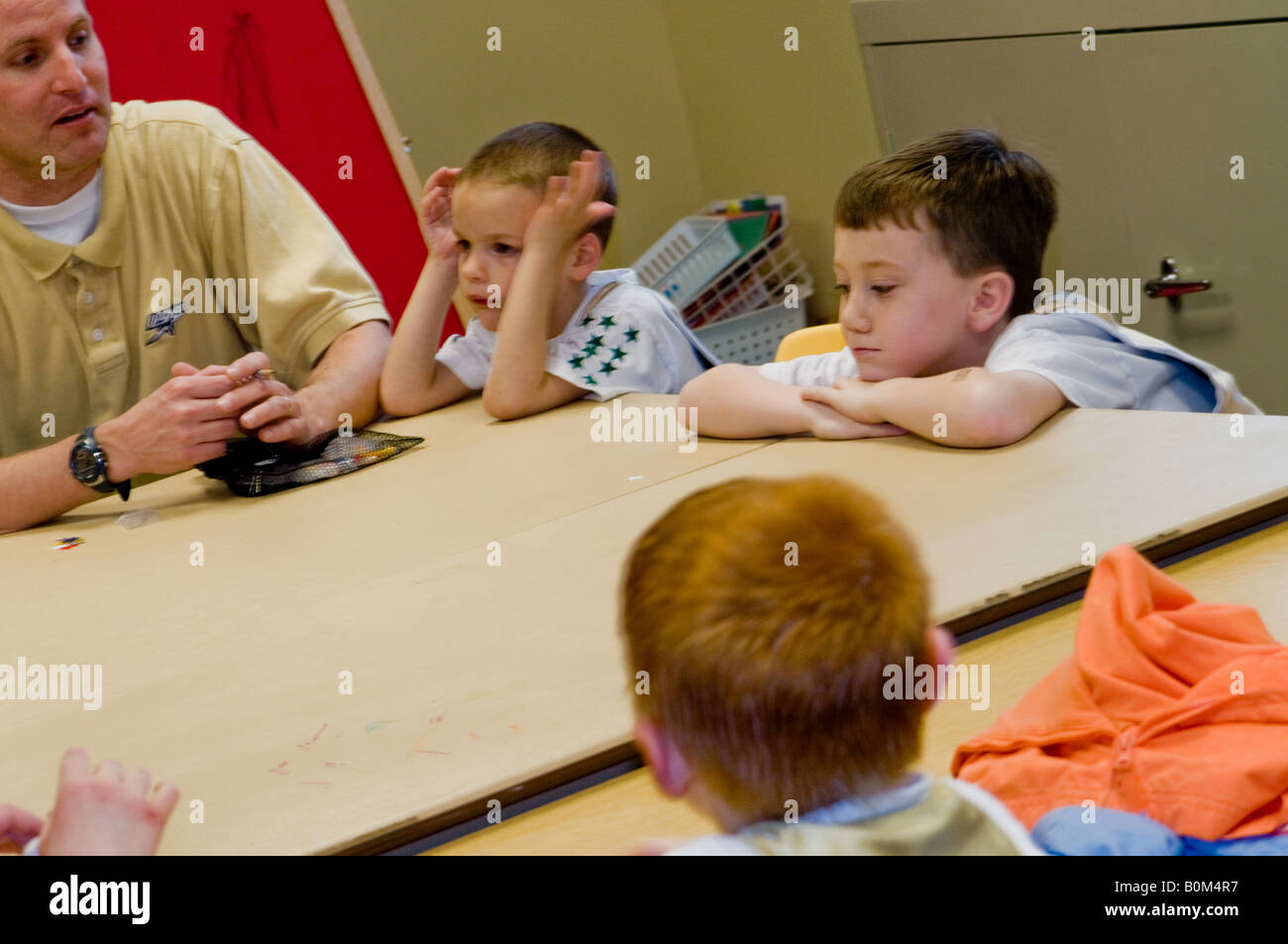 kirchliche Jugend-Basketball-Liga-Team Trainer treffen Stockfoto