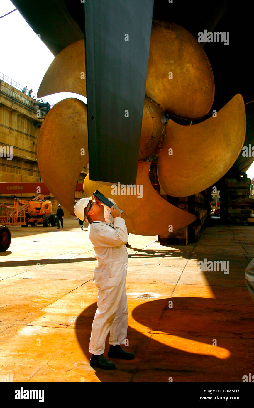 Ein Ingenieur prüft das Ruder auf einem modernen Schiff im Trockendock Stockfoto