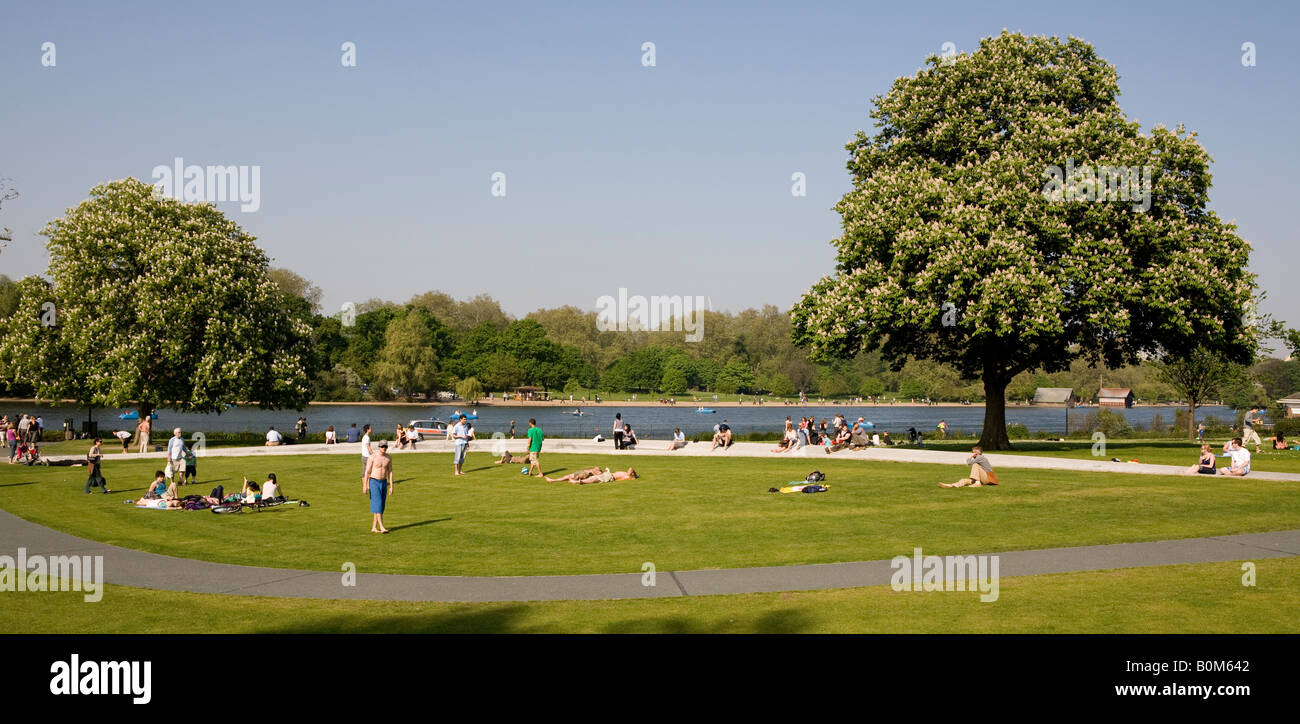 Menschen entspannen In Princess Of Wales Memorial Fountain Hyde Park London UK Stockfoto