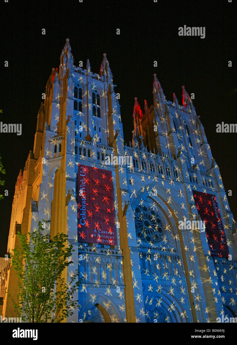 Kunst im öffentlichen Raum Event - American National Cathedral in Washington DC in der Nacht mit einer Transparenz von blauem Himmel & Sterne beleuchten. Stockfoto
