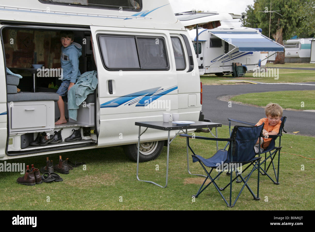 Kinder im Wohnmobil Stockfoto