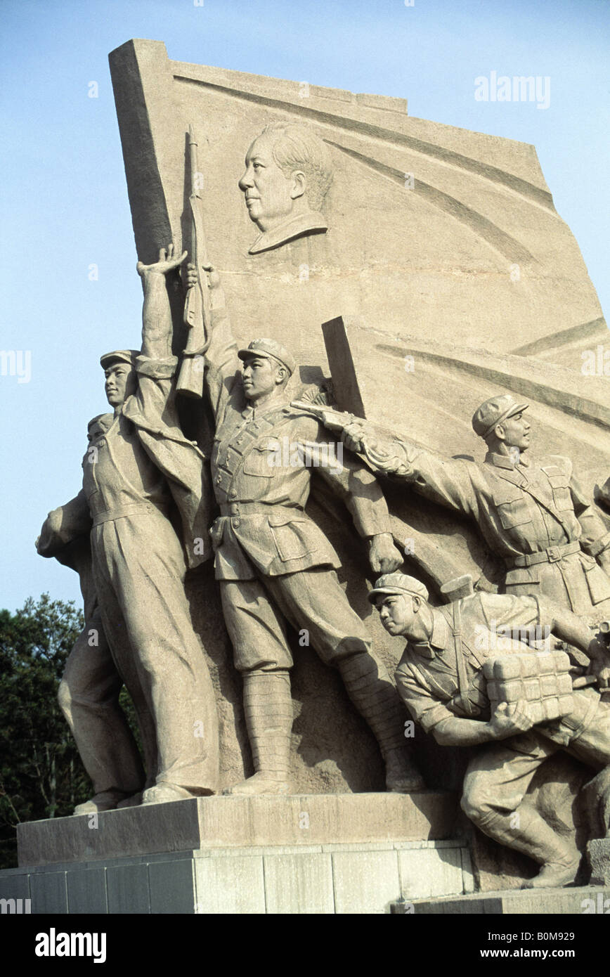 Detail der revolutionären Skulptur vor dem Mausoleum von Mao Zedong, Tiananmen-Platz, Peking, China Stockfoto