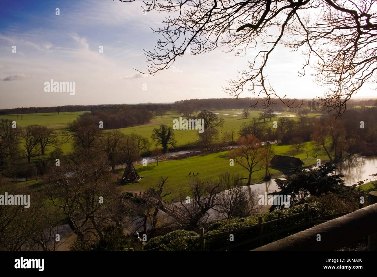 Blick vom Schloss Warwick über Fluß Avon Warwickshire Landschaft Stockfoto